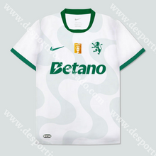 Carregar imagem no visualizador da galeria, NOVA CAMISOLA ALTERNATIVA BRANCA SPORTING CP 25/26
