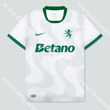 Carregar imagem no visualizador da galeria, NOVA CAMISOLA ALTERNATIVA BRANCA SPORTING CP 25/26 S
