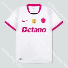 Carregar imagem no visualizador da galeria, NOVA CAMISOLA EDIÇÃO ESPECIAL ROSA SPORTING CP 25/26
