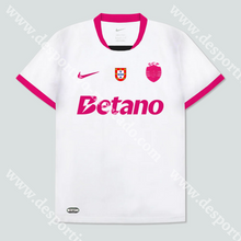 Carregar imagem no visualizador da galeria, NOVA CAMISOLA EDIÇÃO ESPECIAL ROSA SPORTING CP 25/26

